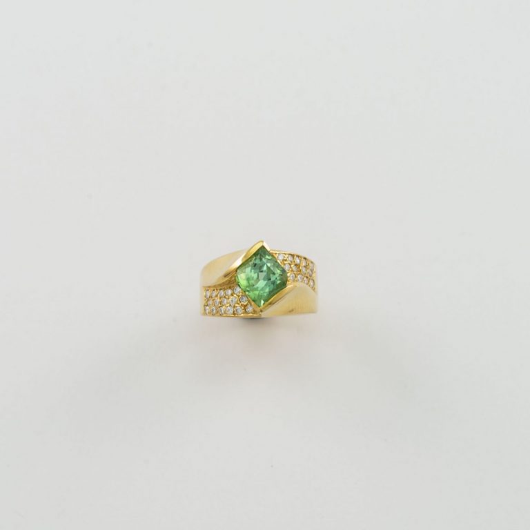 Mint tourmaline ring with 18kt yellow gold and white diamonds