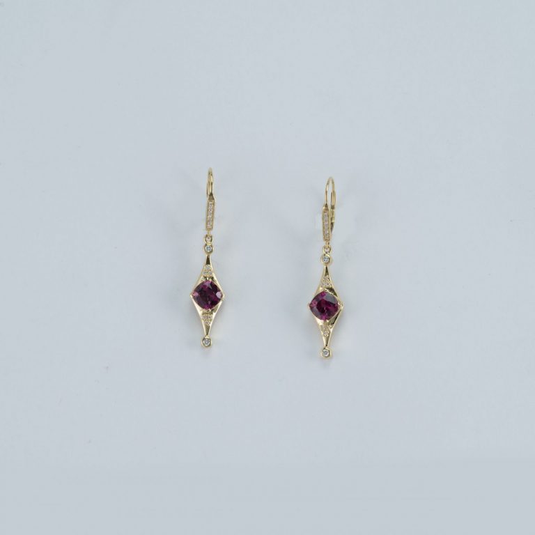 Mehenge garnet earrings with diamonds and 18kt yellow gold