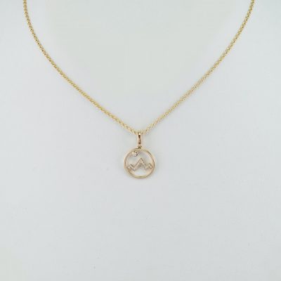 Diamond teton pendant in 14kt yellow gold. The diamonds are brilliant cut and bead-set. The chain is not included in the price.