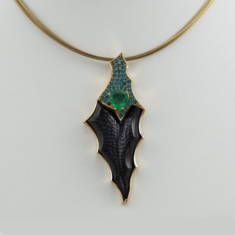 Onyx pendant with emerald, apatite and 18kt yellow gold