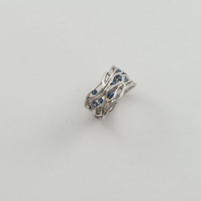 Montana sapphire ring in 14kt white gold
