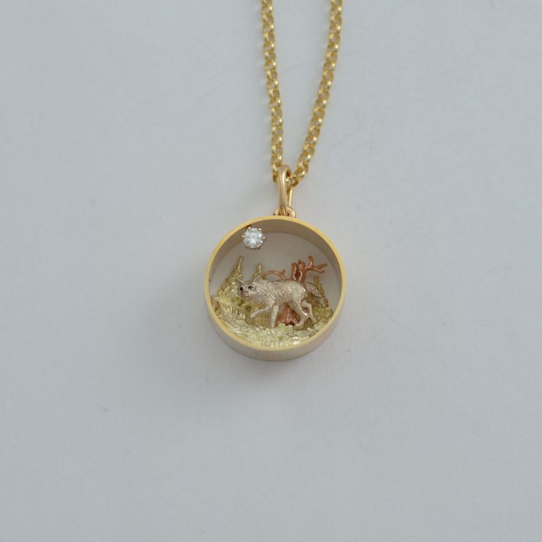 Wolf pendant in 14kt gold with diamond accent
