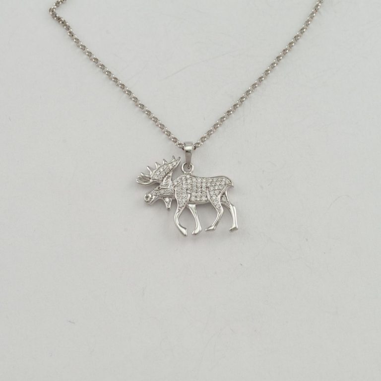 Waling moose pendant with white gold and white diamonds