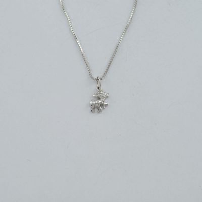 Tiny Moose pendant in white gold with white diamond accents