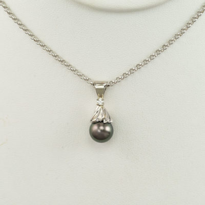 This south sea pearl pendant was set in white gold. The gold is 14kt and has a diamond accent. The chain is not included.