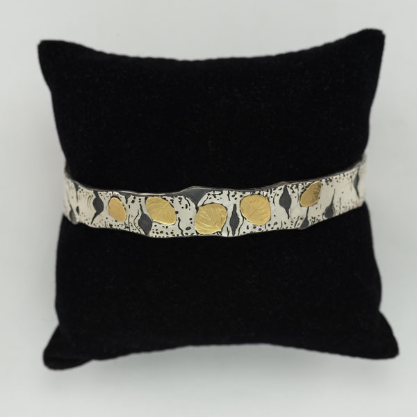 This quaking aspen cuff is available in several different sizes. This piece was hand made by Wolfgang Vaatz using silver and 18kt gold.