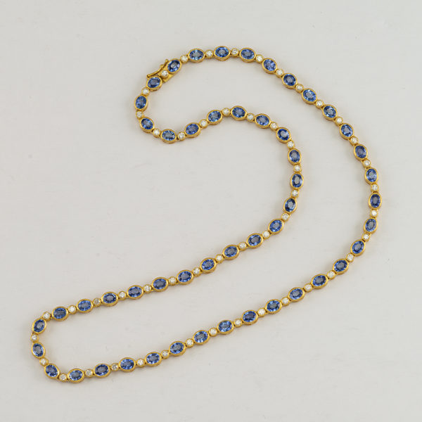 Sapphire necklace with diamonds and 14kt yellow gold.
