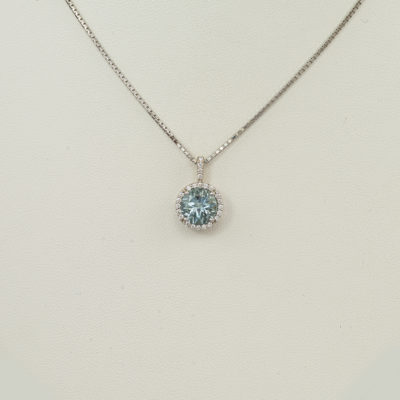 This aquamarine and diamond necklace has been made with 14kt white gold. The chain is not included in the price.