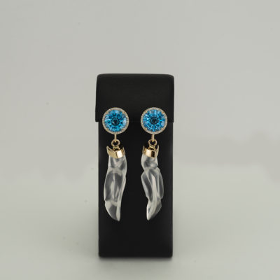 Here are carved quartz earrings with blue topaz, diamonds and 14kt yellow gold. The topaz are fantasy-cut and the diamonds are brilliant-cut.