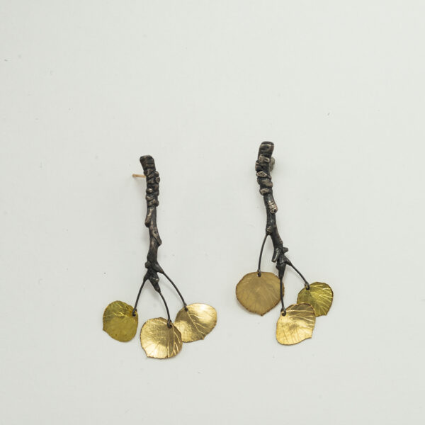 Here are a pair of quaking aspen dangle earrings. They have been hand-made by Wolfgang Vaatz. The leaves are 18kt yellow gold.