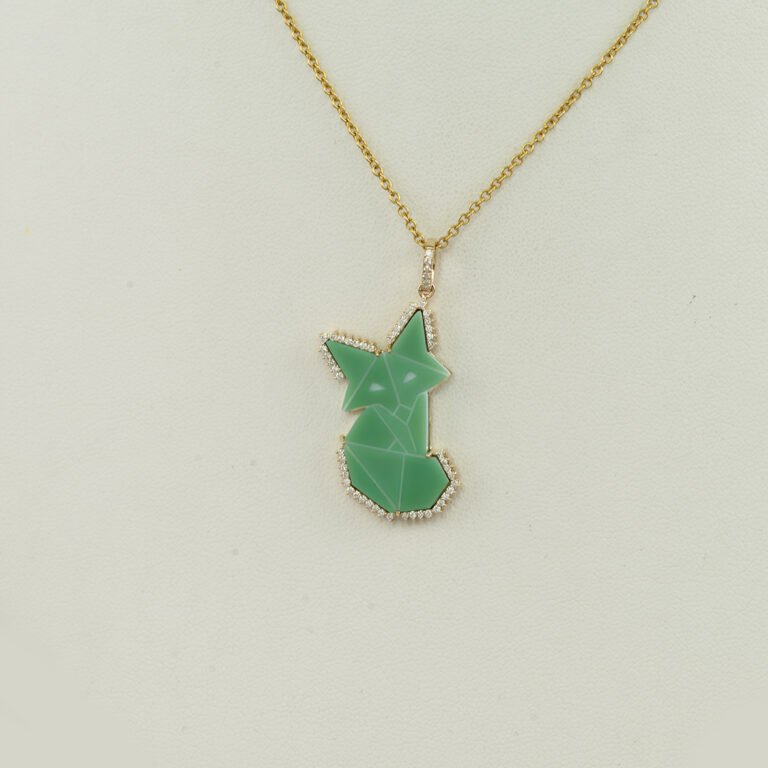 This green fox pendant is one of a collection of four. It has been made with agate, 14kt yellow gold and white diamonds. Chain not included.